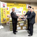 西田理事長（写真右）、新谷副理事長（写真中央）から渡邊副理事長に食品寄贈