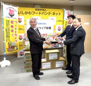 西田理事長（写真右）、新谷副理事長（写真中央）から渡邊副理事長に食品寄贈